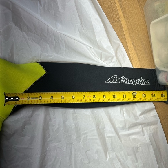 NEW Action Plus Long Sleeve Wet Suit Shorts Size Small Black&Yellow - Picture 3 of 4